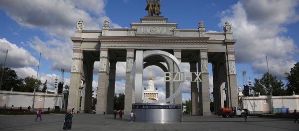 Арка Главного входа ВДНХ в Москве - Sputnik Тоҷикистон