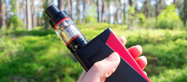 Вейп в руке Вейп в руке - Sputnik Таджикистан