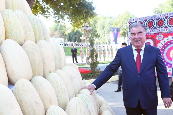 Президент Таджикистана Эмомали Рахмон на мероприятиях Праздника дыни (Иди Харбуза) - Sputnik Таджикистан