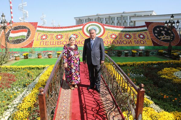 Эмомали Рахмон с супругой в Согдийской области - Sputnik Таджикистан