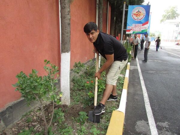 Бо дастури Озода Раҳмон кормандони ВКД гул шинонданд - акс - Sputnik Тоҷикистон