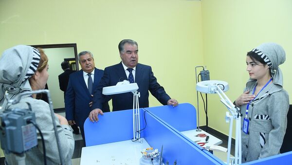 Президент Таджикистана и мэр Душанбе на открытии нового завода в Душанбе - Sputnik Таджикистан
