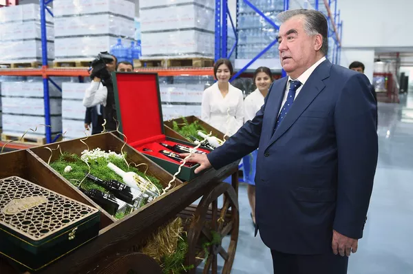 Эмомалӣ Раҳмон корхонаи боҳашамати Сиёма -ро ифтитоҳ кард - акс Эмомалӣ Раҳмон корхонаи боҳашамати Сиёма -ро ифтитоҳ кард - акс - Sputnik Тоҷикистон