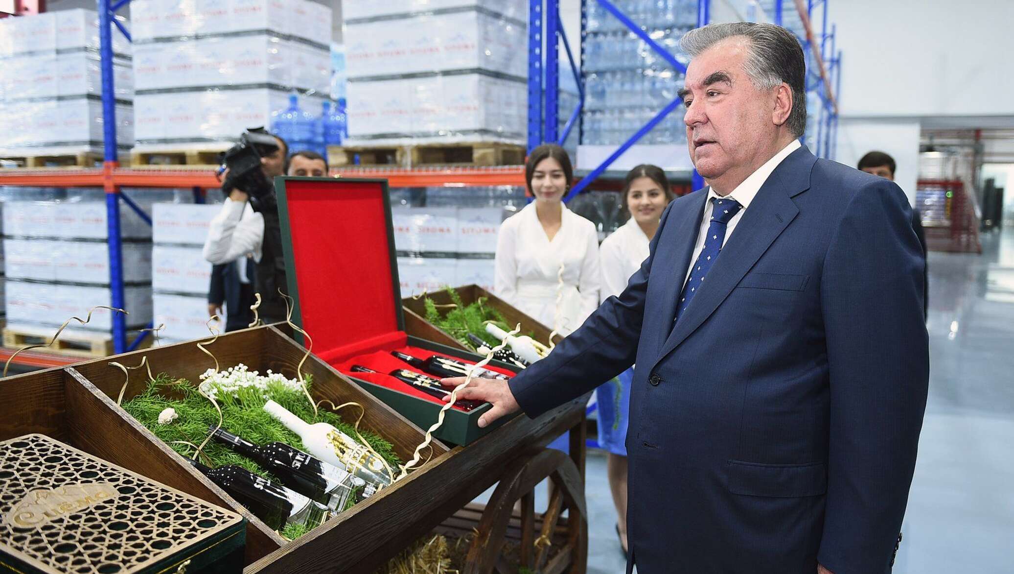 Открой таджикский. Открой таджикский. Открой таджикский. Базар мехргон в душанбе. Ахраной эмомали рахмон.