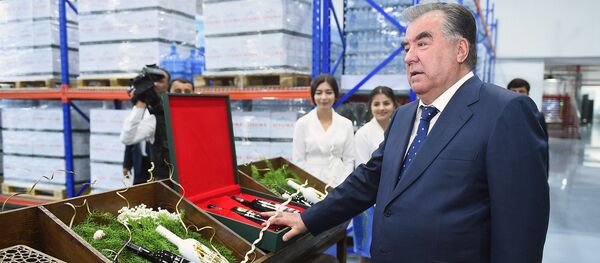 Президент Таджикистана на открытии нового завода Сиёма в Душанбе Президент Таджикистана на открытии нового завода Сиёма в Душанбе - Sputnik Таджикистан