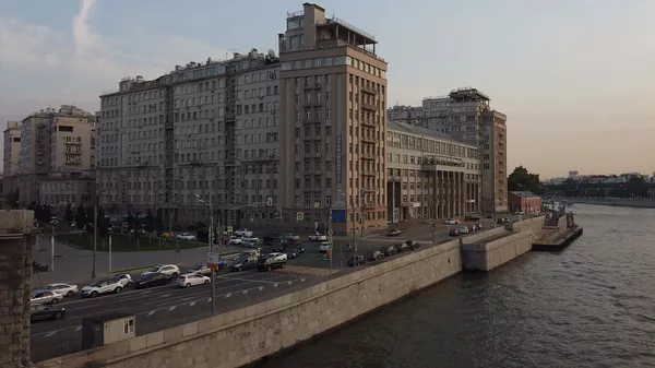 Дом на набережной (Дом правительства) - комплекс сооружений на Берсеневской набережной Москва-реки на Болотном острове - Sputnik Тоҷикистон