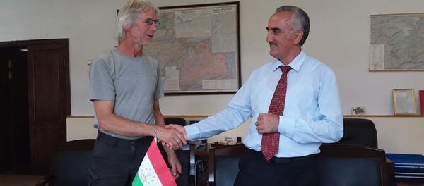 Председател ГБАО с зарубежным туристом - Sputnik Тоҷикистон