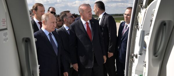 Президент РФ Владимир Путин и президент Турции Реджеп Тайип Эрдоган (в центре) во время осмотра экспозиции Международного авиакосмического салона МАКС-2019 - Sputnik Таджикистан