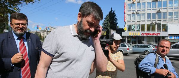 Руководитель портала РИА Новости Украина Кирилл Вышинский у здания апелляционного суда Киева - Sputnik Таджикистан