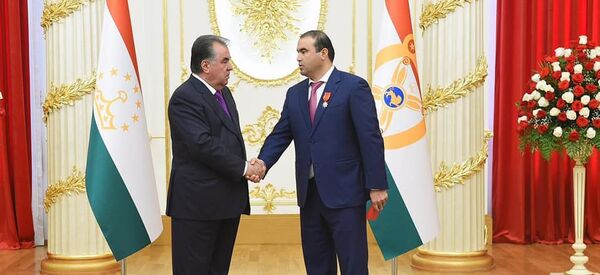 Эмомалӣ Раҳмон, раисиҷумҳури Тоҷикистон ҳангоми додани мукофот ба Шамсулло Соҳибов, соҳибкор - Sputnik Тоҷикистон