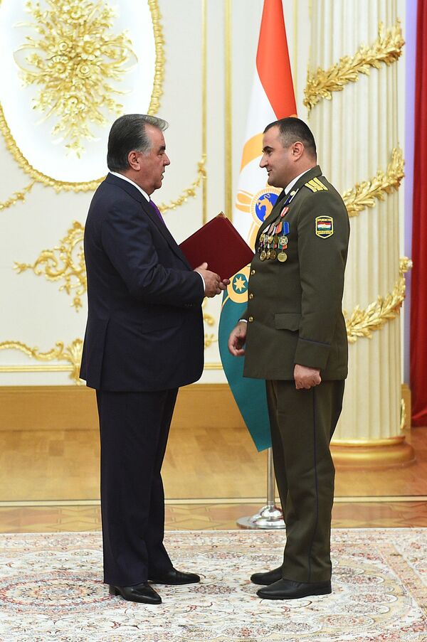 Аз Шамсулло Соҳибов то Озарахшу раиси Ворух ва ноиби раиси ВМКБ: киҳо мукофот гирифтанд? Аз Шамсулло Соҳибов то Озарахшу раиси Ворух ва ноиби раиси ВМКБ: киҳо мукофот гирифтанд? - Sputnik Тоҷикистон