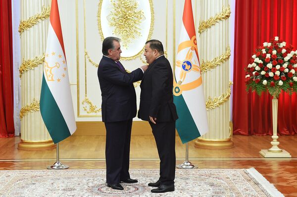 Аз Шамсулло Соҳибов то Озарахшу раиси Ворух ва ноиби раиси ВМКБ: киҳо мукофот гирифтанд? Аз Шамсулло Соҳибов то Озарахшу раиси Ворух ва ноиби раиси ВМКБ: киҳо мукофот гирифтанд? - Sputnik Тоҷикистон