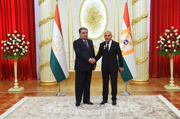 Аз Шамсулло Соҳибов то Озарахшу раиси Ворух ва ноиби раиси ВМКБ: киҳо мукофот гирифтанд? Аз Шамсулло Соҳибов то Озарахшу раиси Ворух ва ноиби раиси ВМКБ: киҳо мукофот гирифтанд? - Sputnik Тоҷикистон