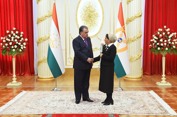 Аз Шамсулло Соҳибов то Озарахшу раиси Ворух ва ноиби раиси ВМКБ: киҳо мукофот гирифтанд? Аз Шамсулло Соҳибов то Озарахшу раиси Ворух ва ноиби раиси ВМКБ: киҳо мукофот гирифтанд? - Sputnik Тоҷикистон