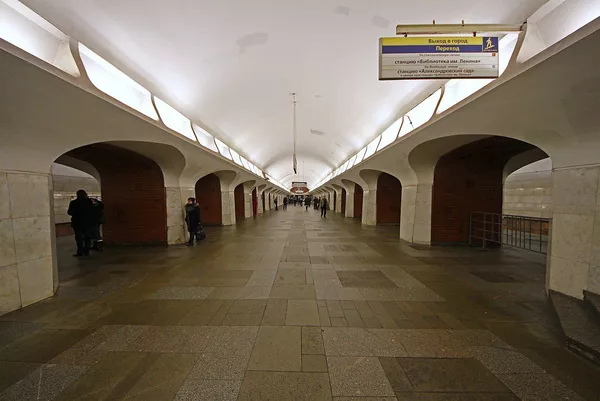 Станция метро Боровицкая в Москве - Sputnik Тоҷикистон