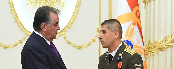 Эмомалӣ Раҳмон, раисиҷумҳури Тоҷикистон ба Ҷумъахон Ғиёсов рутбаи генералӣ дод - Sputnik Тоҷикистон