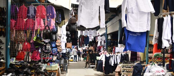 Школьная ярмарка на рынке Душанбе перед 1 сентября Школьная ярмарка на рынке Душанбе перед 1 сентября - Sputnik Таджикистан