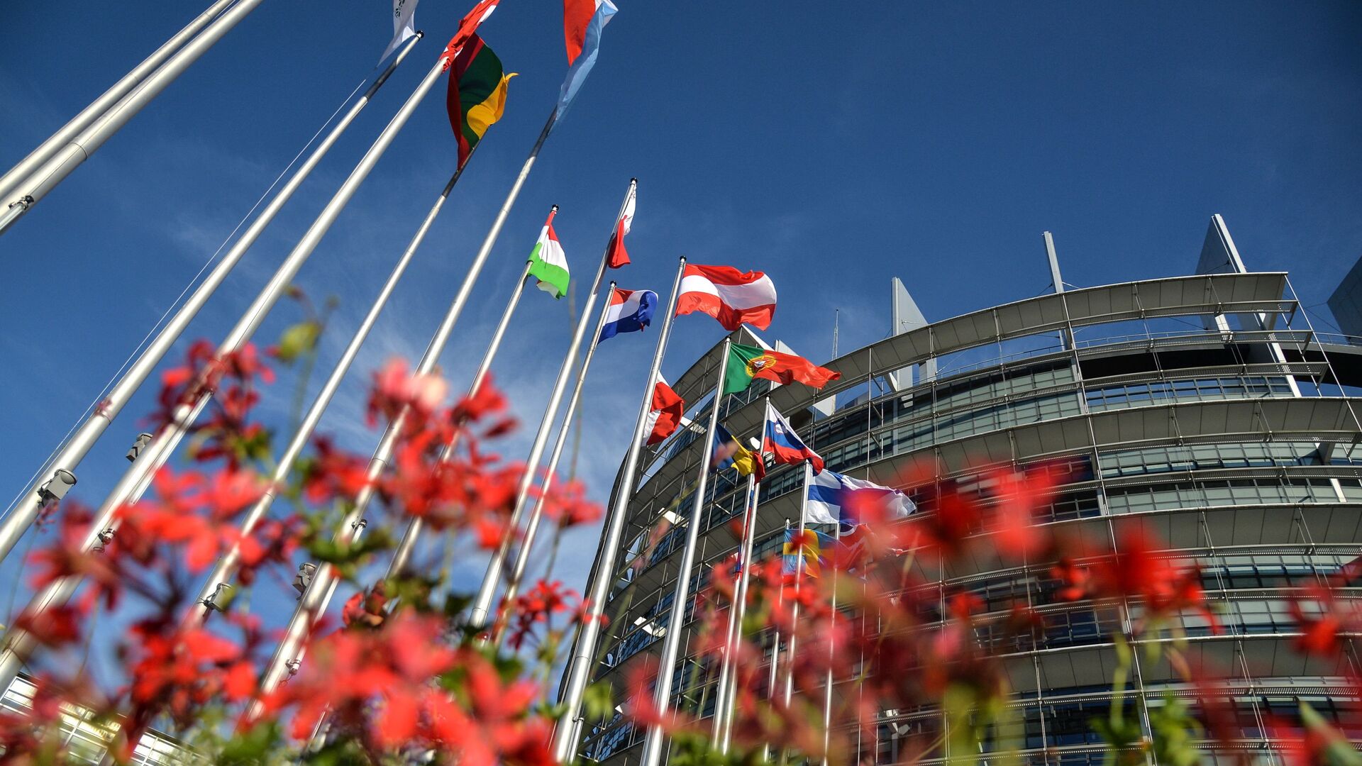 Флаги возле Дворца Европы в Страсбурге - Sputnik Тоҷикистон, 1920, 16.03.2022