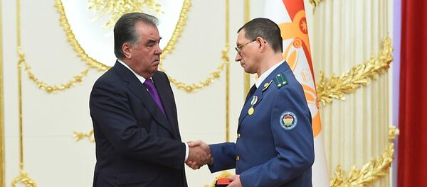 Эмомалӣ Раҳмон, раисиҷумҳури Тоҷикистон ба Дмитрий Косяненко, сарнозири Хадамоти гумруки кишвар медал дод  - Sputnik Тоҷикистон