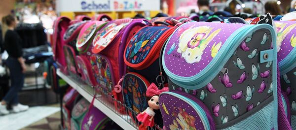 Продажа детских ранцев на школьной ярмарке  - Sputnik Тоҷикистон