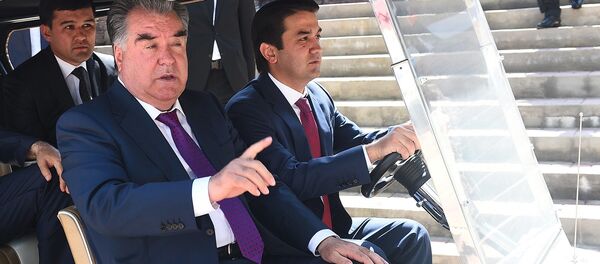 Президент Республики Таджикистан Эмомали Рахмон и мэр города Душанбе Рустам Эмомали - Sputnik Тоҷикистон