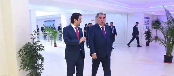 Мэр Душанбе Рустам Эмомали и президент Таджикистан Эмомали Рахмон - Sputnik Тоҷикистон