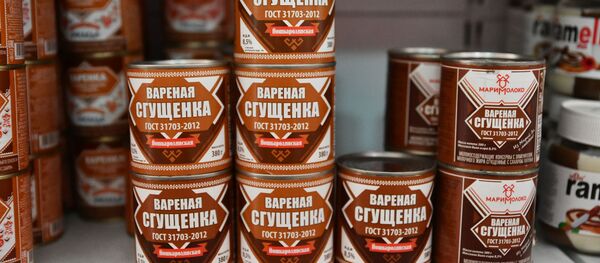 Продукты российского производства на витрине магазина в Душанбе  - Sputnik Тоҷикистон