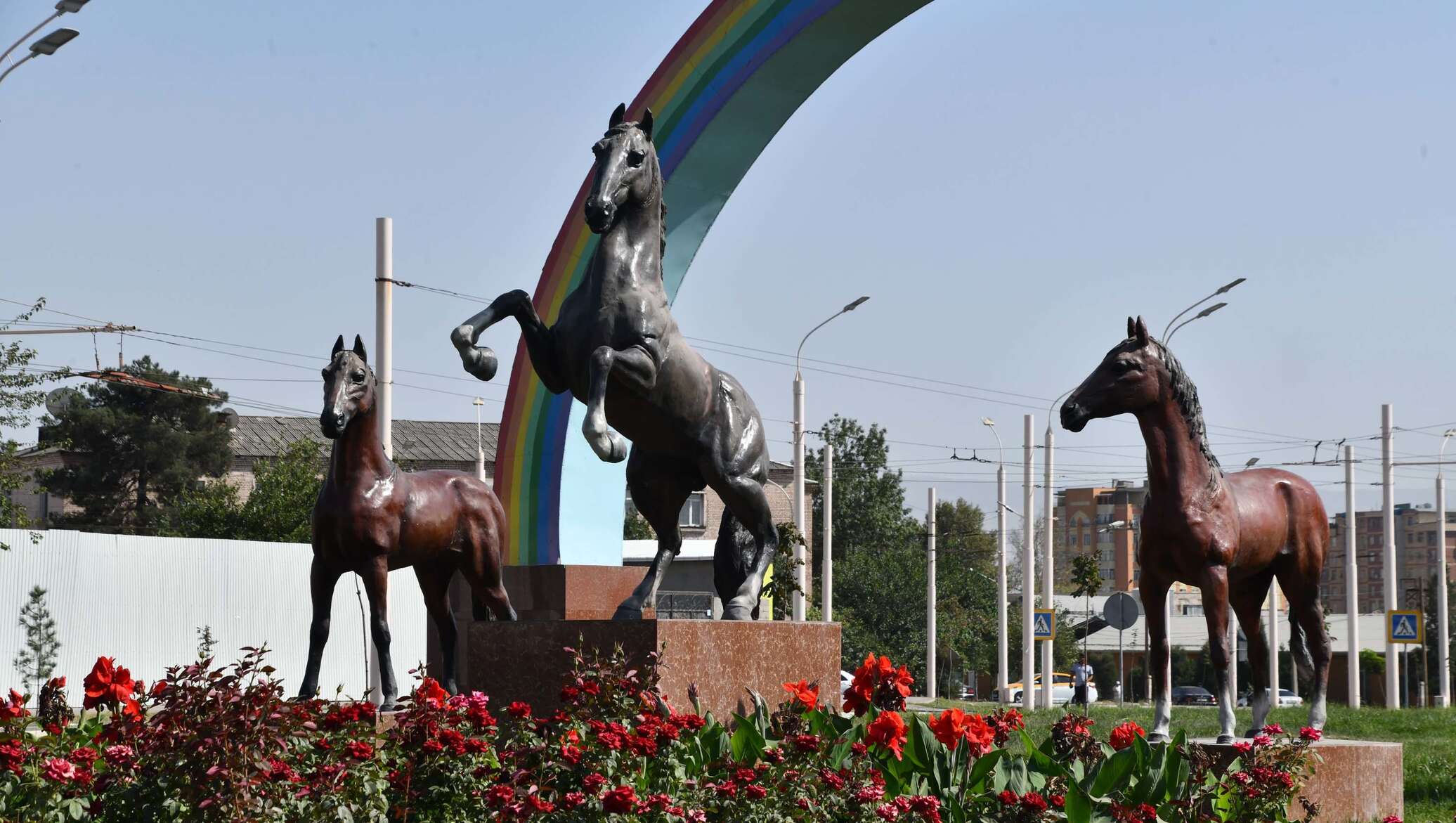 Сургут душанбе. Парк независимости в Душанбе. Парк дружбы народов (Душанбе). Статуя независимости Таджикистана. Парк в Таджикистане Душанбе.