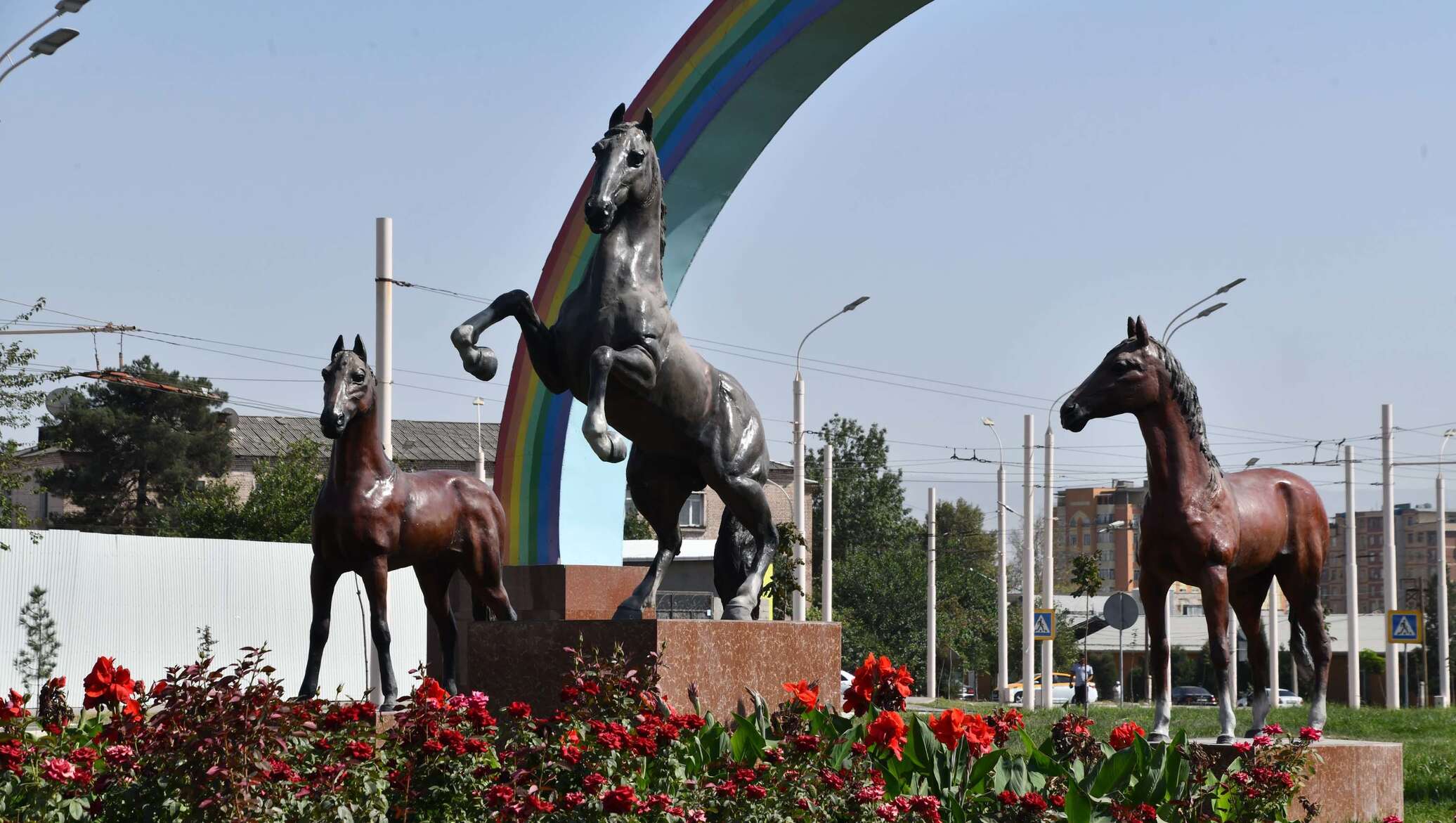 Парк таджик. Парк независимости в Душанбе. Парк дружбы народов (Душанбе). Статуя независимости Таджикистана. Парк в Таджикистане Душанбе.