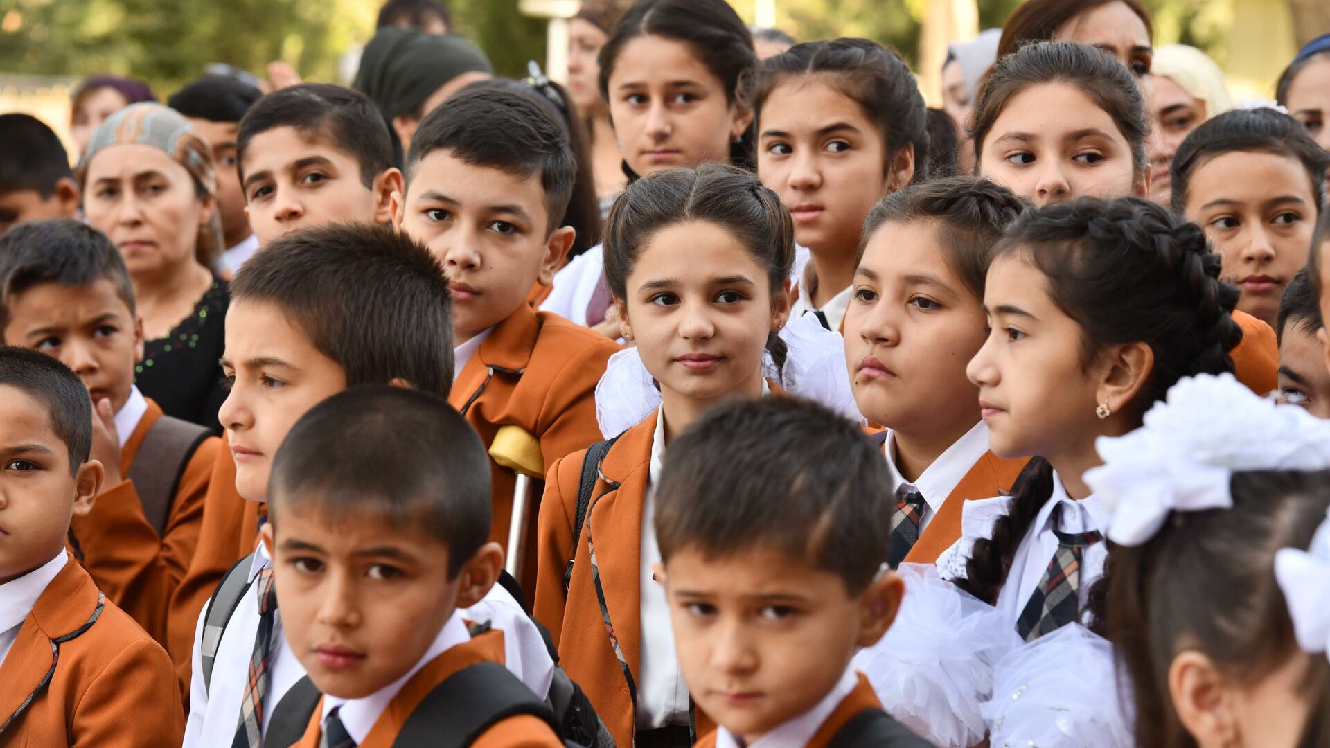Школьники на первом школьном дне в Душанбе - Sputnik Таджикистан, 1920, 22.09.2022