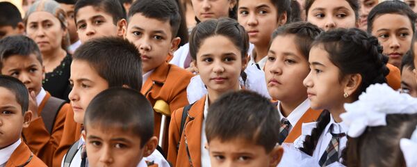 Школьники в первый школьный день в Душанбе Школьники в первый школьный день в Душанбе - Sputnik Таджикистан