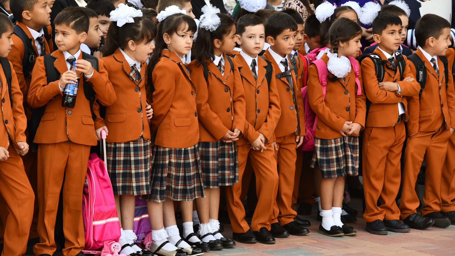 Школьники на первом школьном дне в Душанбе - Sputnik Таджикистан, 1920, 28.07.2022