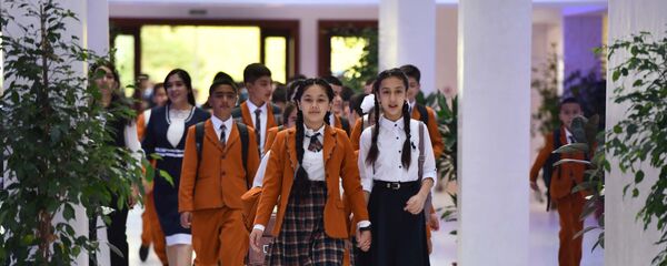 Школьники на первом школьном дне в Душанбе  - Sputnik Таджикистан