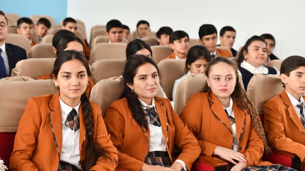 Ученики в первый школьный день в Душанбе - Sputnik Таджикистан