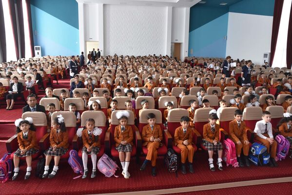 Школьники на первом школьном дне в Душанбе  - Sputnik Таджикистан