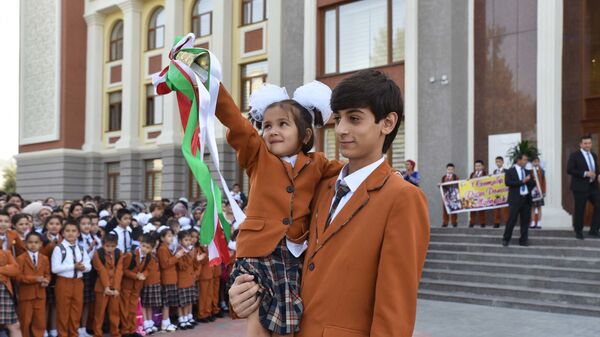 Школьники на первом школьном дне в Душанбе - Sputnik Тоҷикистон