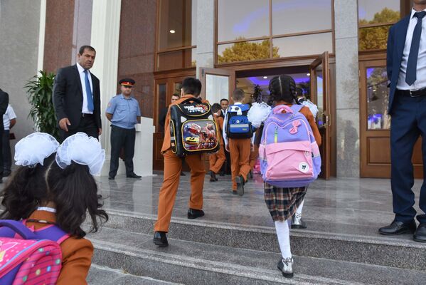 Школьники на первом школьном дне в Душанбе - Sputnik Таджикистан