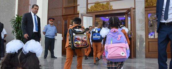 Школьники на первом школьном дне в Душанбе - Sputnik Тоҷикистон