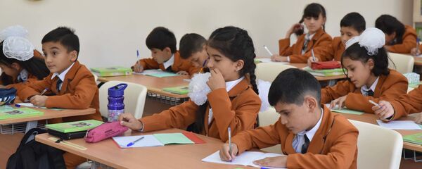 Школьники на первом школьном дне в Душанбе - Sputnik Таджикистан