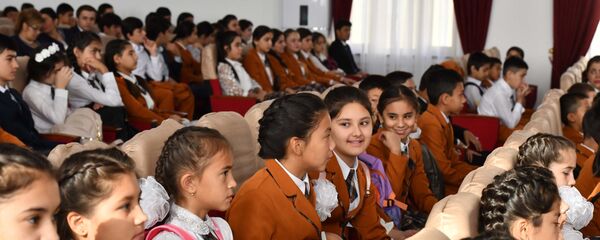 Школьники на первом школьном дне в Душанбе - Sputnik Таджикистан