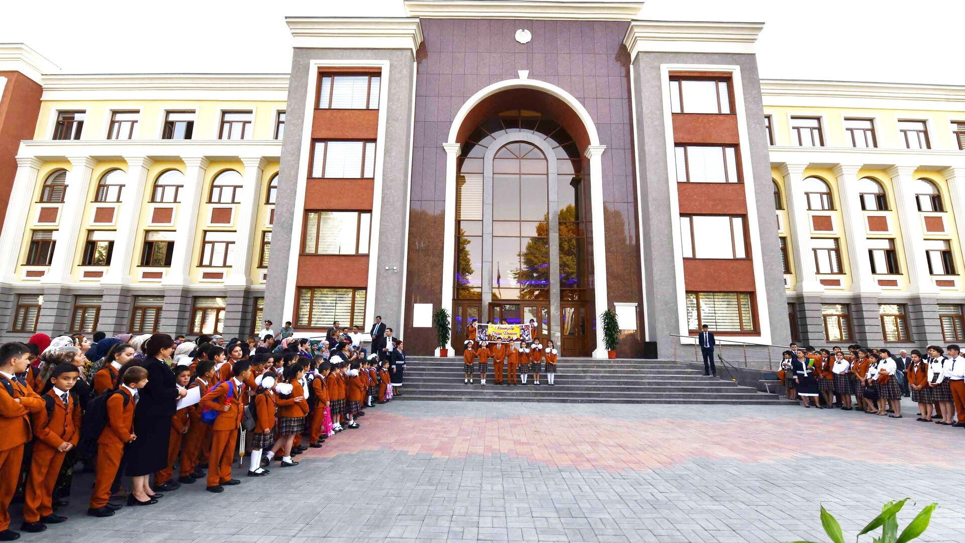Школьники на первом школьном дне в Душанбе - Sputnik Таджикистан, 1920, 01.10.2022