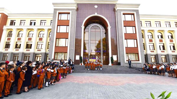 Школьники на первом школьном дне в Душанбе - Sputnik Таджикистан