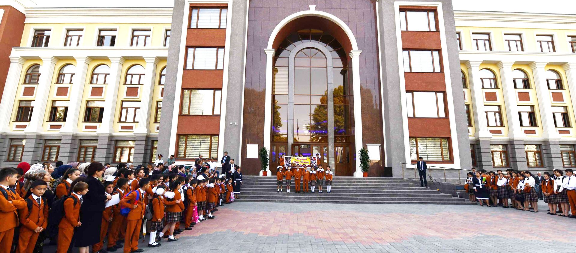 Школьники на первом школьном дне в Душанбе - Sputnik Таджикистан, 1920, 15.01.2020