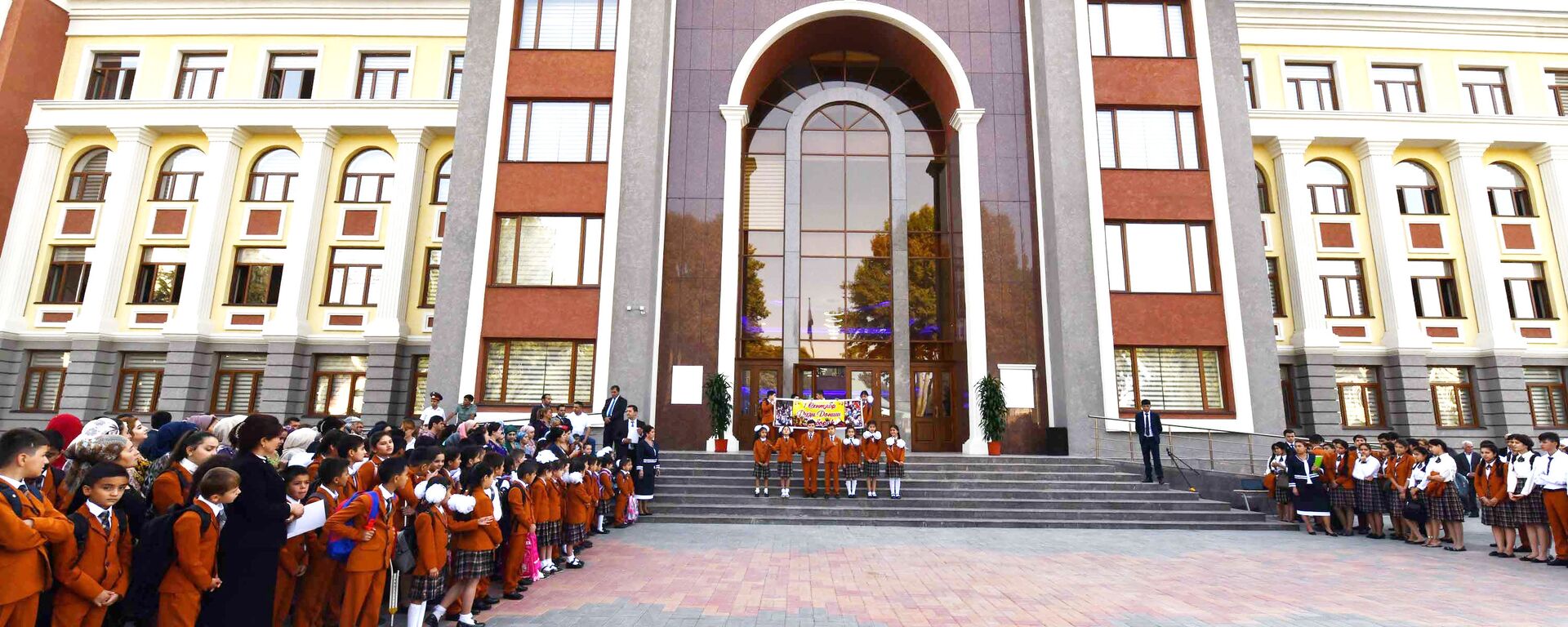 Школьники на первом школьном дне в Душанбе - Sputnik Таджикистан, 1920, 15.01.2020