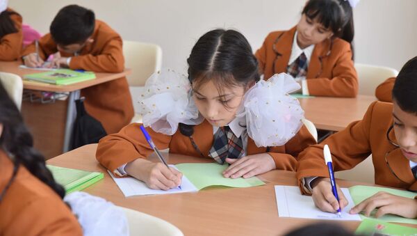 Школьники на уроке, архивное фото - Sputnik Таджикистан