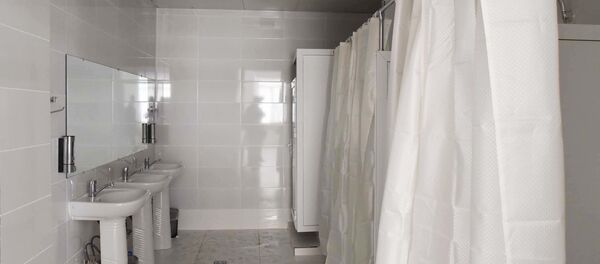 Душевые кабинки в лицее №3 в г. Душанбе - Sputnik Тоҷикистон