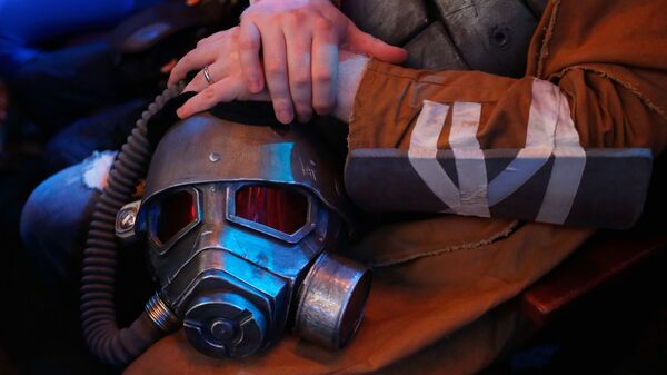 Фанат косплея Fallout держит маску - Sputnik Таджикистан