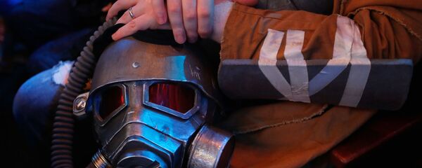 Фанат косплея Fallout держит маску - Sputnik Таджикистан