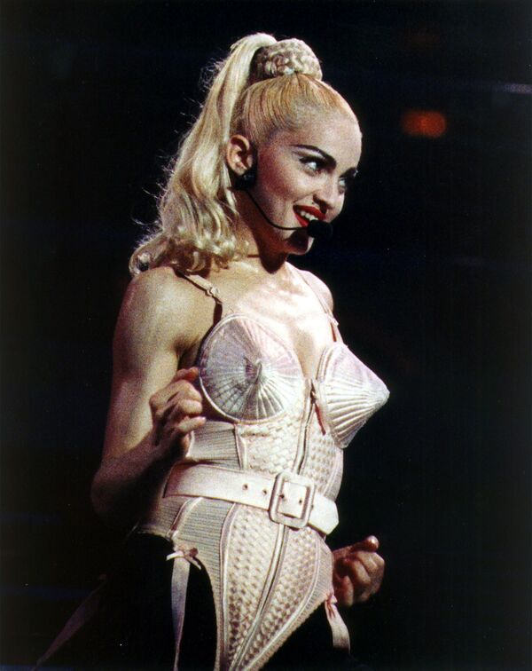 Мадонна в бюстальтере от Жана Поля Готье во время своего тура Blonde Ambition в Филадельфии в 1990 году - Sputnik Таджикистан