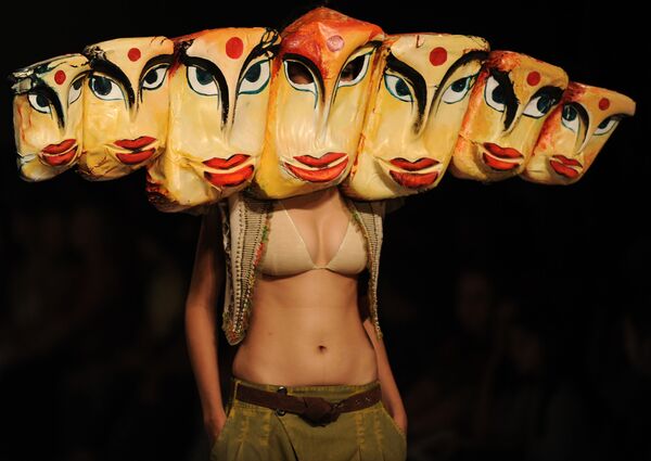 Модель демонстрирует творениt индийского дизайнера Ниды Махмуд на неделе моды Wills Lifestyle в Нью-Дели в 2010 году - Sputnik Таджикистан